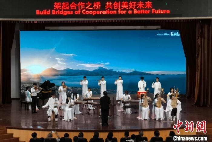  跨国友谊赛精彩纷呈，文化交流架起桥梁  