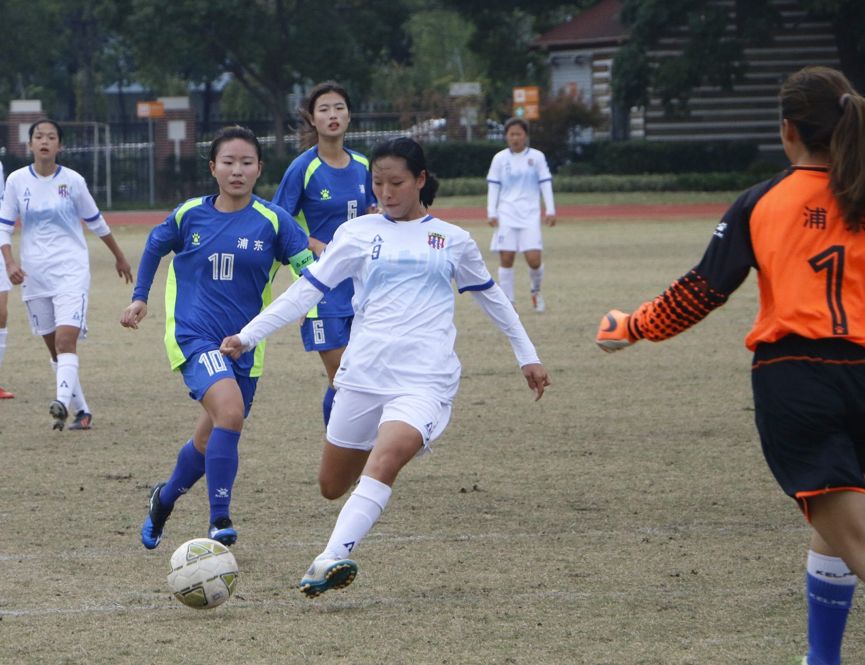  女篮姑娘们勇夺联赛冠军创佳绩