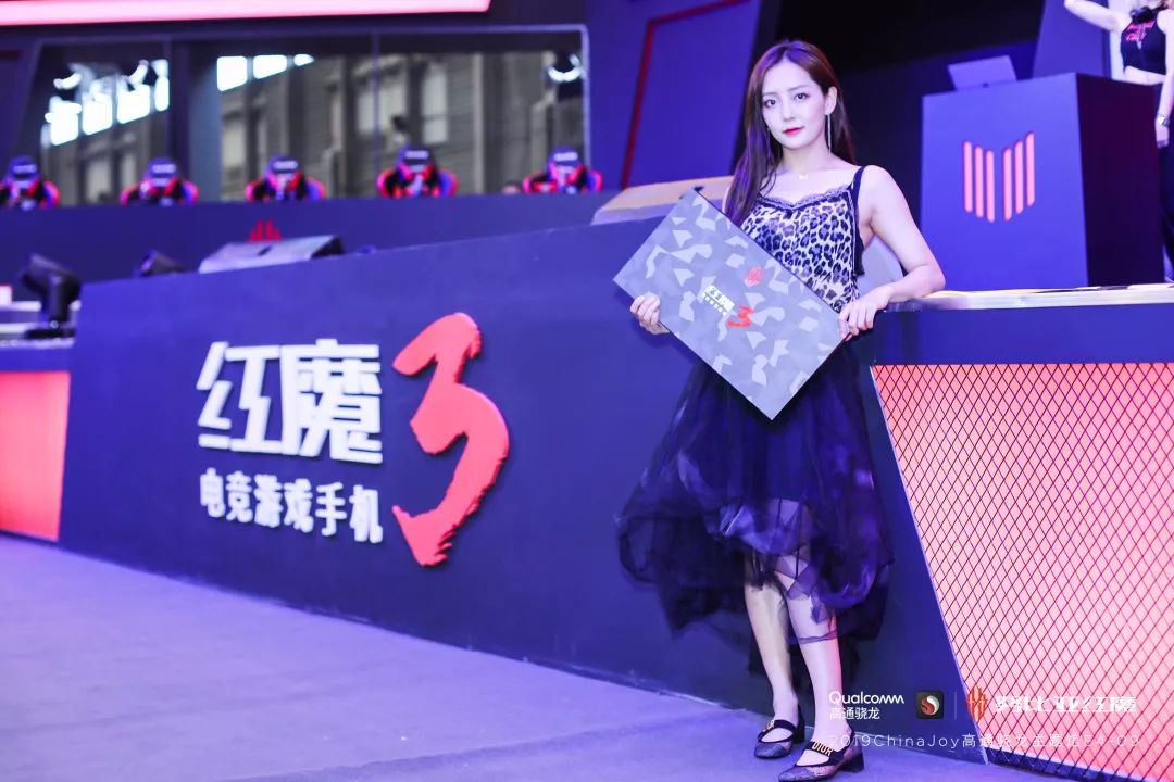  电竞女神飒爽英姿征服赛场内外