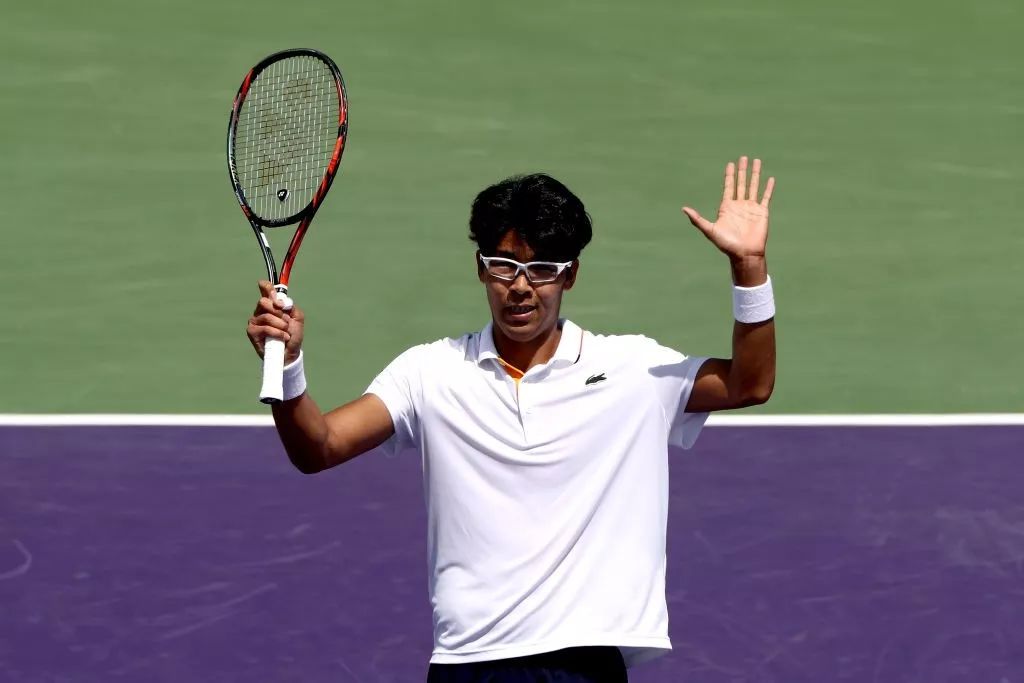  发球上网战术奏效，伊斯内尔轰出制胜ACE