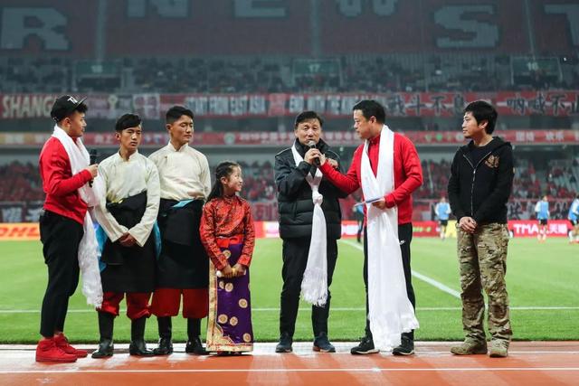  足球公益项目下乡，留守儿童圆梦球场  