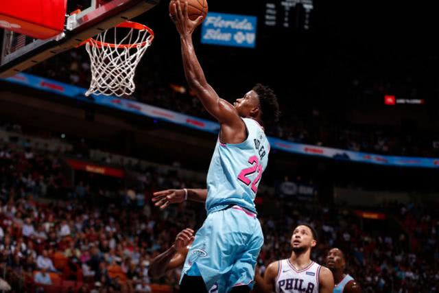  热火巴特勒强硬突破造犯规罚球制胜